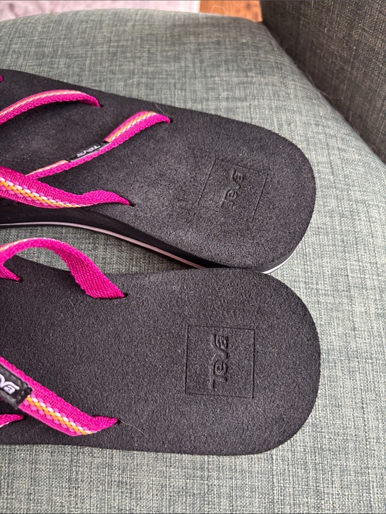 Teva Olowahu Women Fuchsia strappy Sport Sandals stripes size 9 comfortable EUC